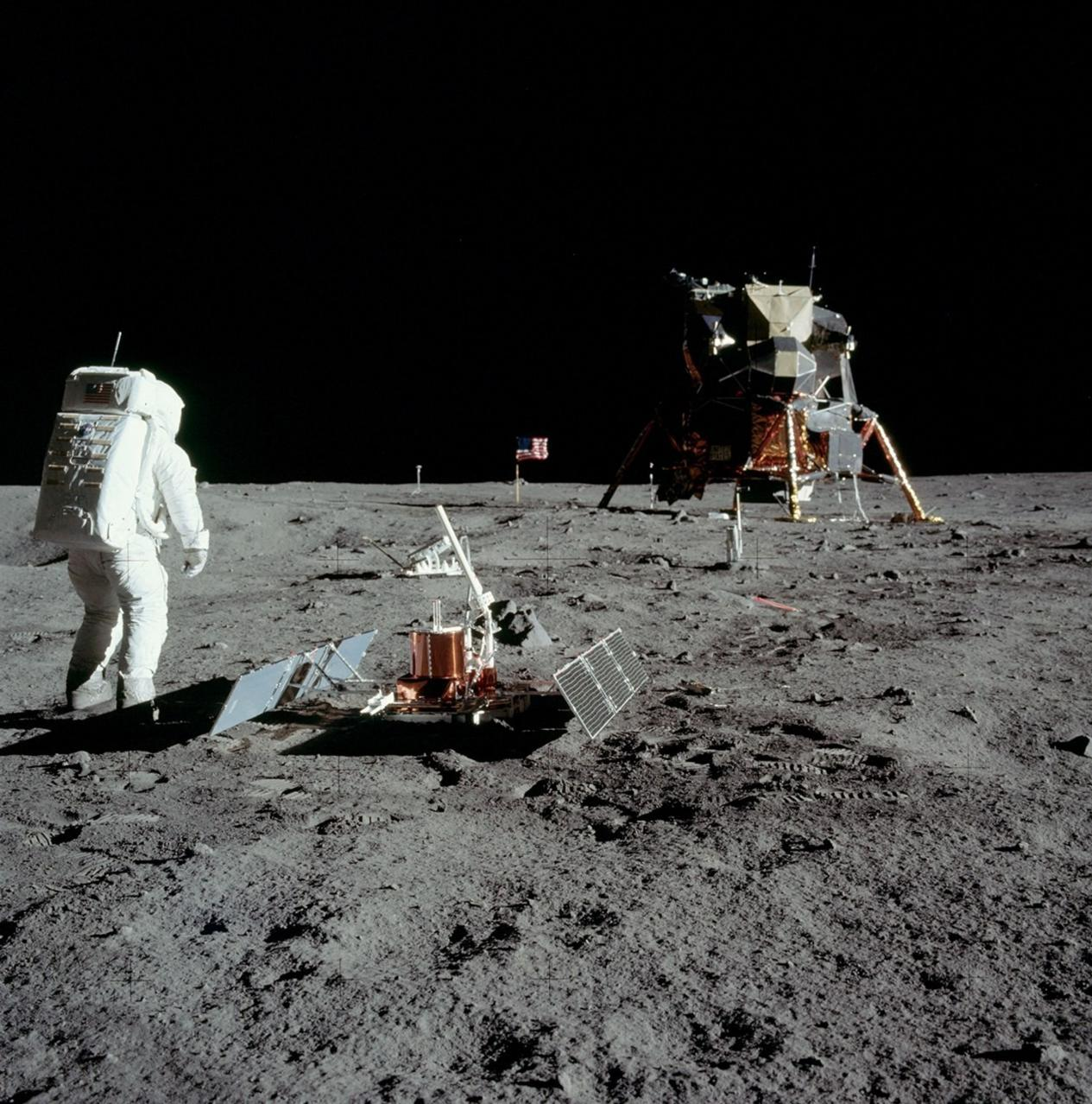 宇航员巴兹·奥尔德林（Buzz Aldrin）在阿波罗 11 号登月期间部署了一项地震实验。该实验包含四个地震仪，由两块太阳能电池板供电