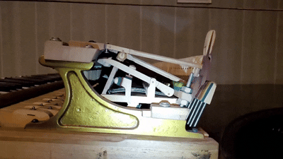 一个正在工作的三角钢琴的击弦机