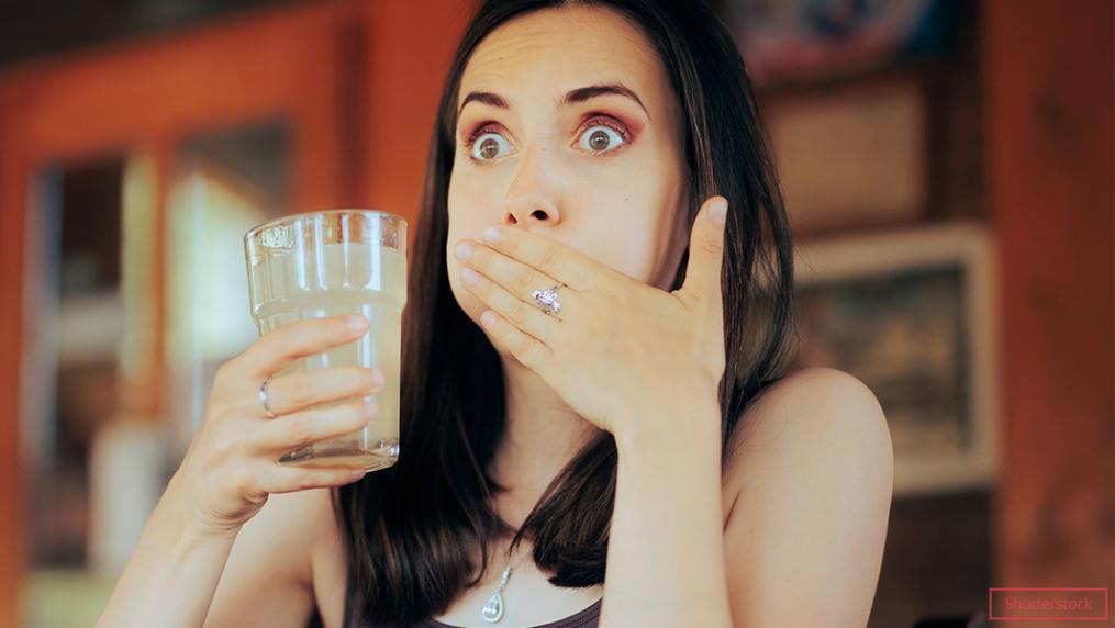 长期打嗝的女子