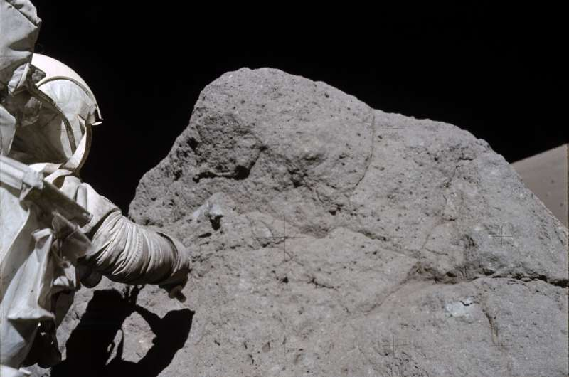 阿波罗 17 号宇航员哈里森·施密特在位于金牛-利科罗夫峡谷北地块底部的 7 号站台采集巨石样本。这块巨石是由约 2850 万年前发生的强烈月震引起的。此次地震的震源很可能来自李-林肯断层事件