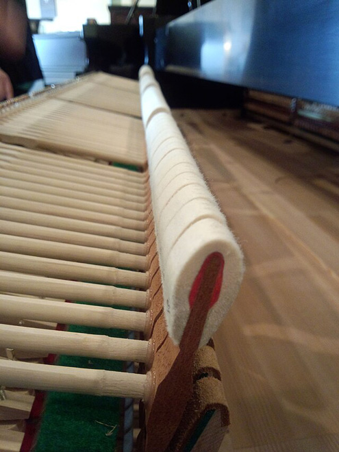 钢琴厂家斯坦威展示其生产的钢琴琴槌