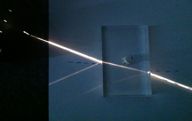 光线射向玻璃，一部分被反射回去，一部分穿过了。