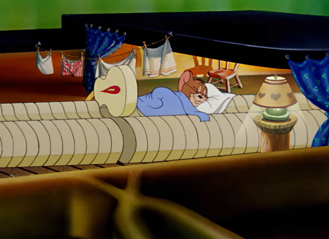 故事的开始，汤姆按下琴键，触发琴槌，惊醒了睡觉的杰瑞